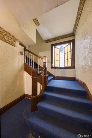 a view of entryway with a workspace