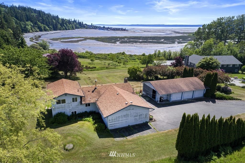 7790 Cultus Bay Road Clinton, WA 98236 - Photo 4 of 25 Gallery Image 4