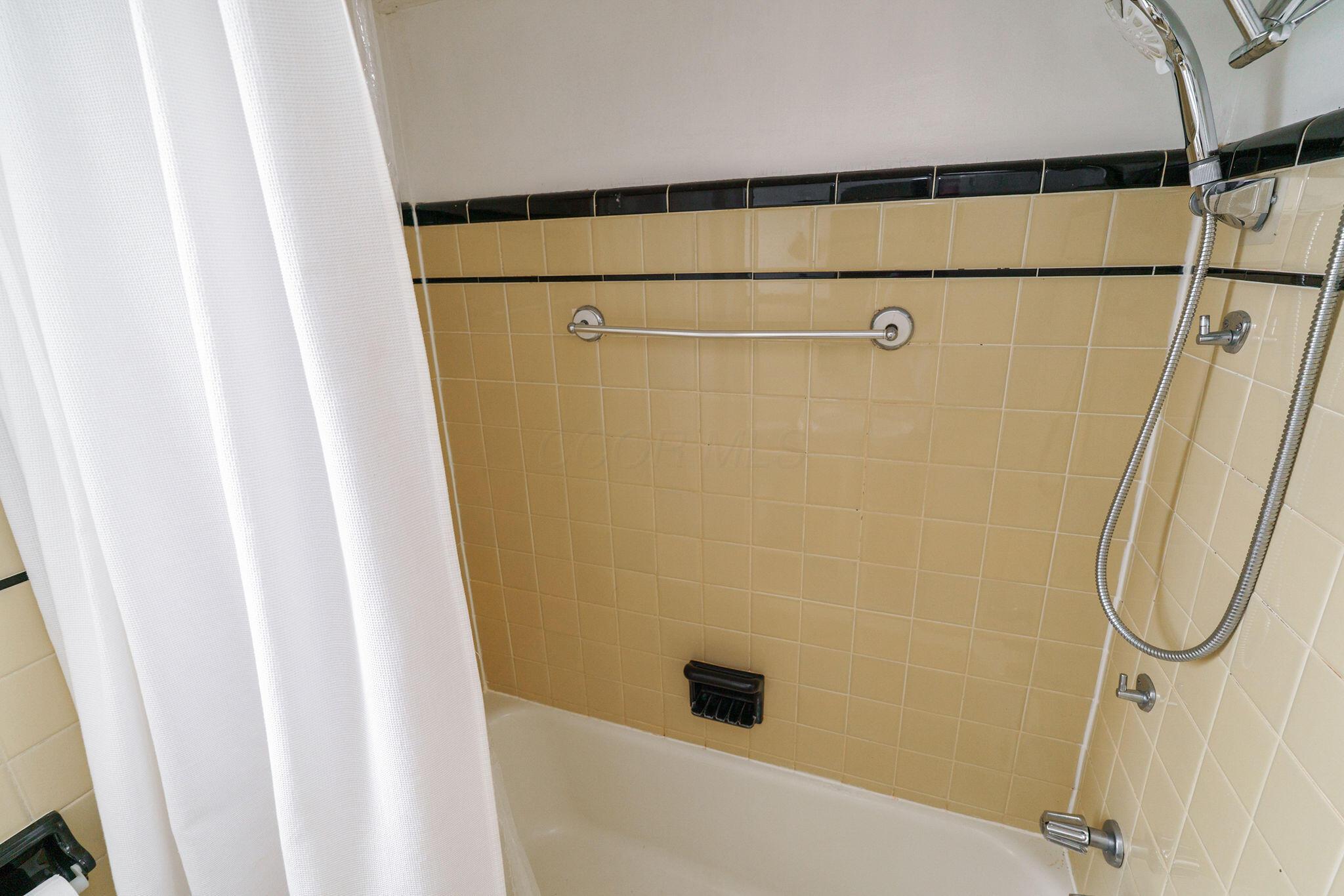 908 Vernon Road Columbus, OH 43209 - Photo 22 of 36 First floor Full Bath