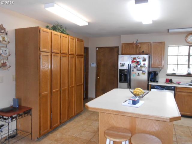 12015 South Fox Road Molalla, OR 97038 - Photo 5 of 16 a kitchen with a table and chairs in it
