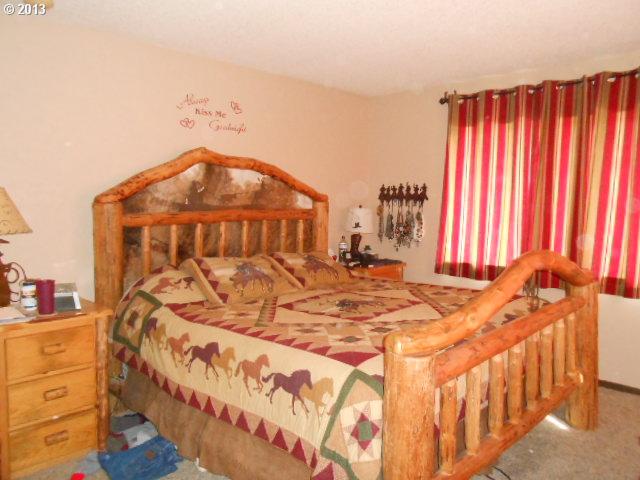 12015 South Fox Road Molalla, OR 97038 - Photo 8 of 16 a bed sitting in a bedroom next to a window