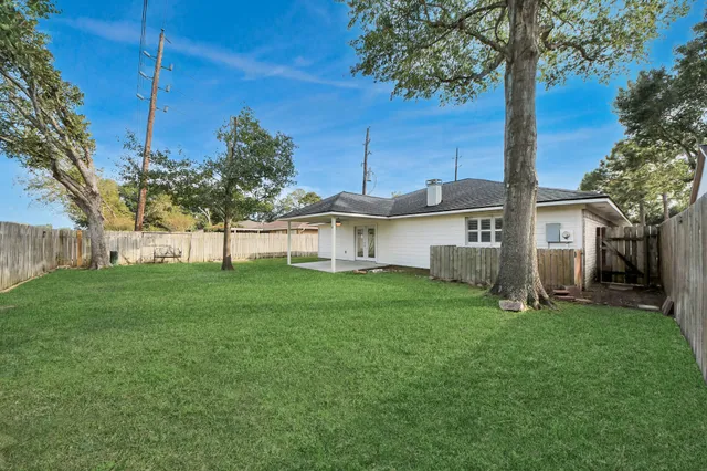 a view of a house with backyard