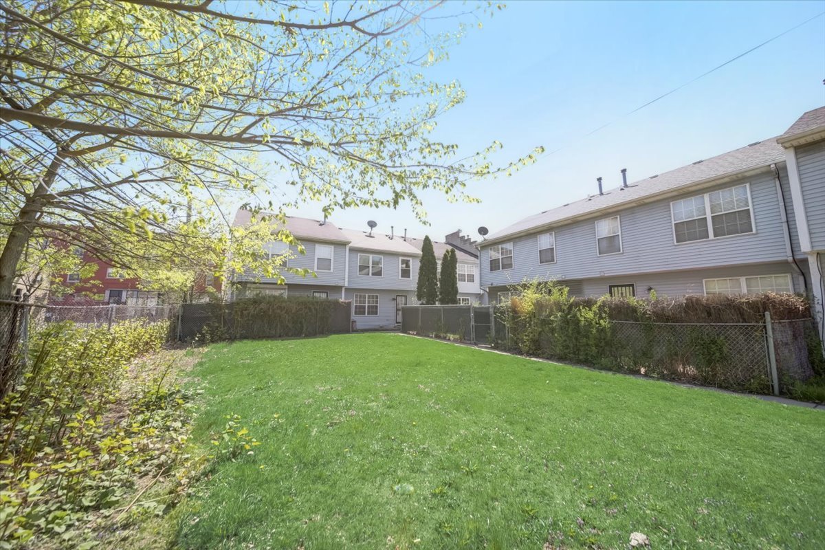 2414 West Harrison Street, Unit E Chicago, IL 60612 - Photo 37 of 37 a view of a back yard of the house