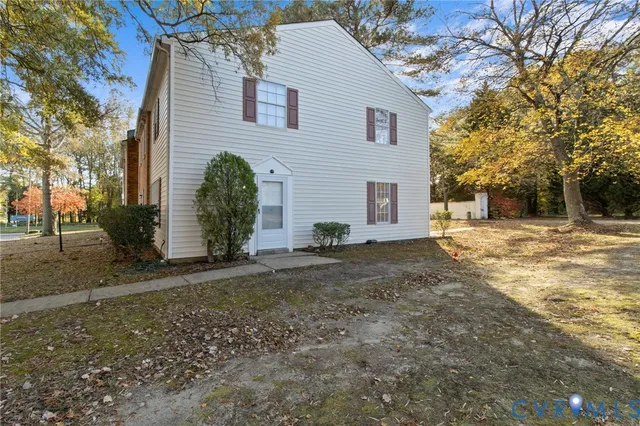 a view of a house with a yard and garage