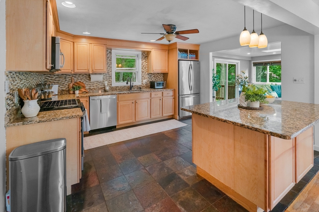 27 Searle Street Georgetown, MA 01833 - Photo 12 of 23