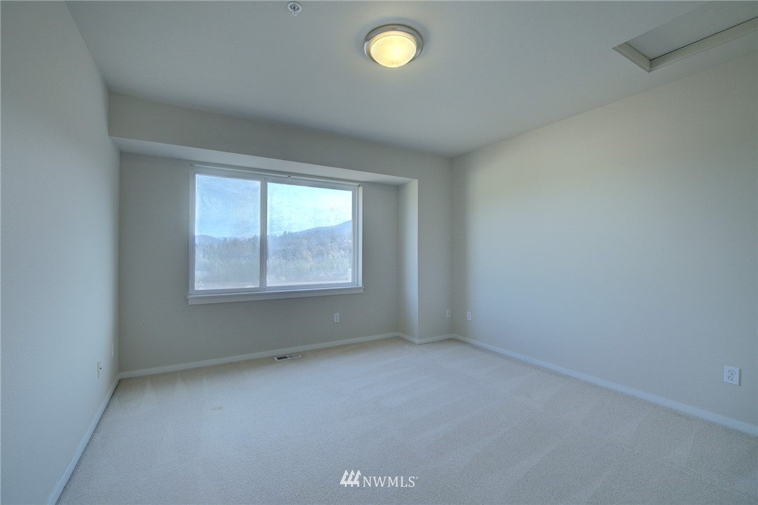 114 Cougar Ridge Road Northwest, Unit 1701 Issaquah, WA 98027 - Photo 18 of 25 an empty room with a window