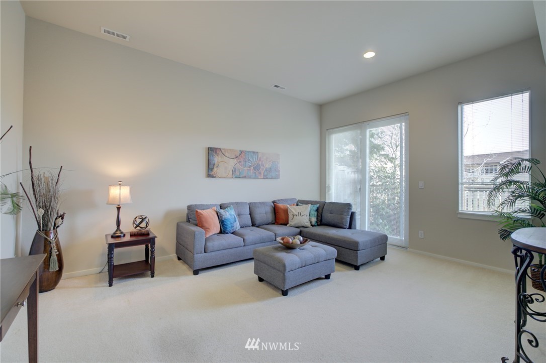 114 Cougar Ridge Road Northwest, Unit 1701 Issaquah, WA 98027 - Photo 21 of 25 a living room with furniture and a window