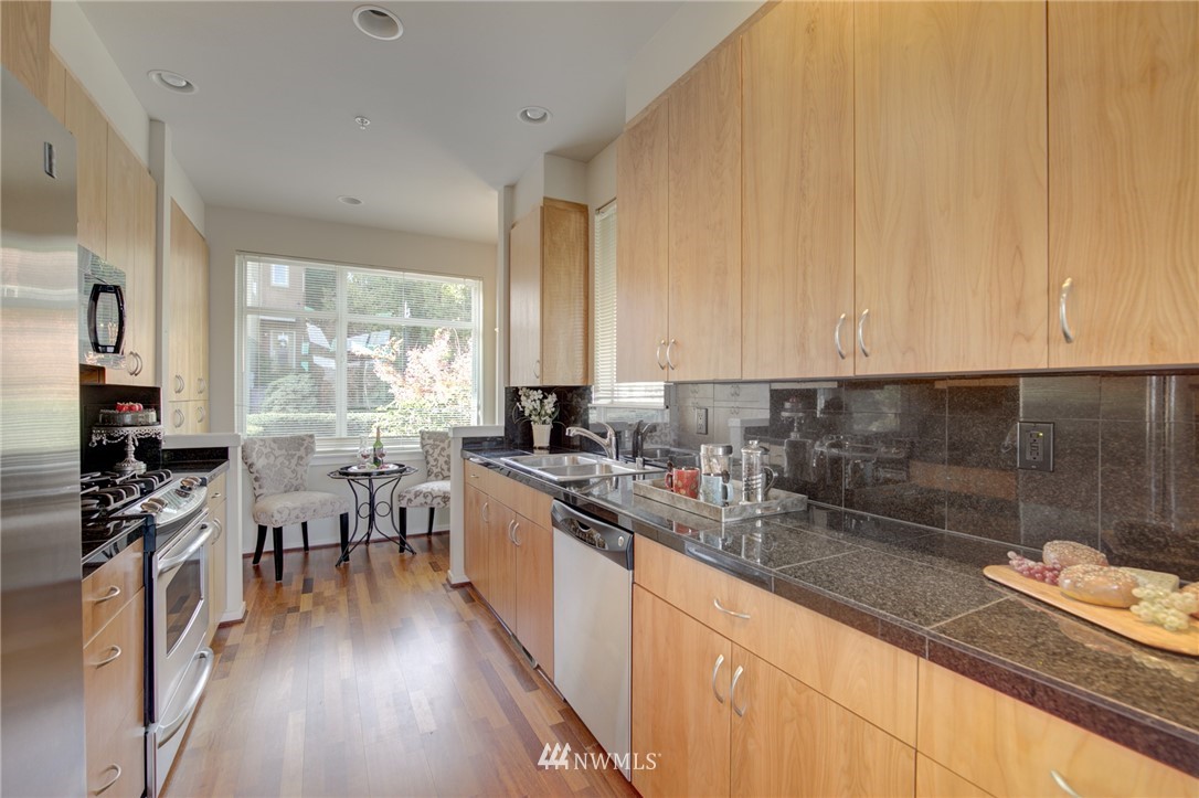 114 Cougar Ridge Road Northwest, Unit 1701 Issaquah, WA 98027 - Photo 9 of 25 a kitchen with lots of counter top space and dining table