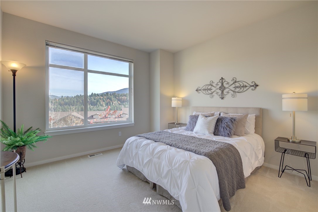 114 Cougar Ridge Road Northwest, Unit 1701 Issaquah, WA 98027 - Photo 10 of 25 a bedroom with a large bed and a window