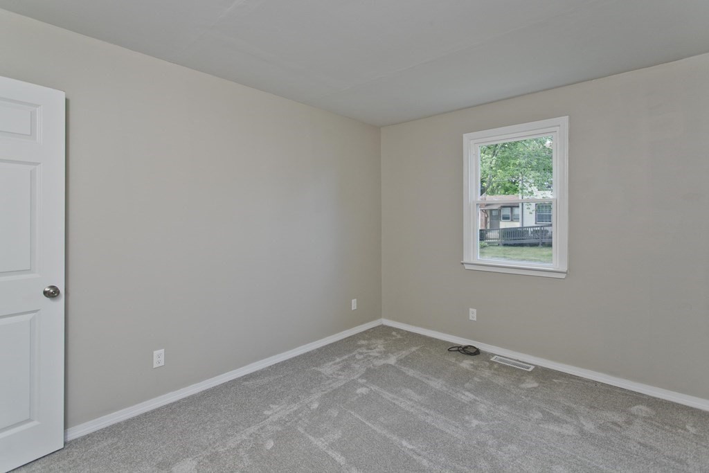 249 Gresham Street Springfield, MA 01119 - Photo 19 of 37