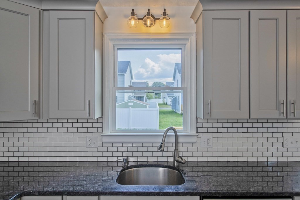 249 Gresham Street Springfield, MA 01119 - Photo 4 of 37