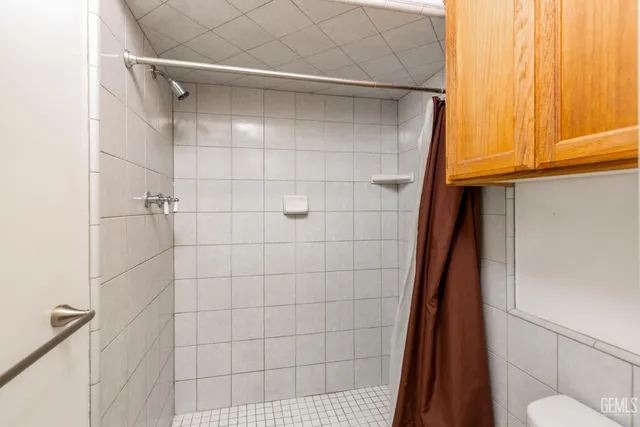 an empty room with ceiling fan and window
