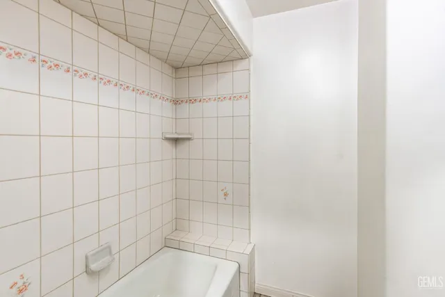 a view of a house with a back yard