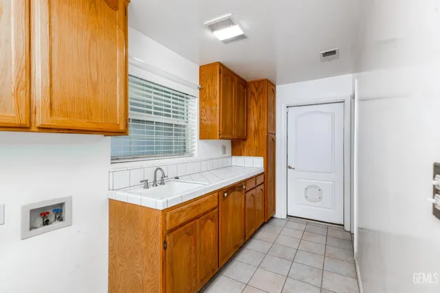 a view of a back yard