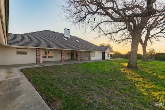 a view of an house with backyard space and garden
