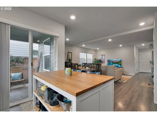 a view of a kitchen and kitchen island