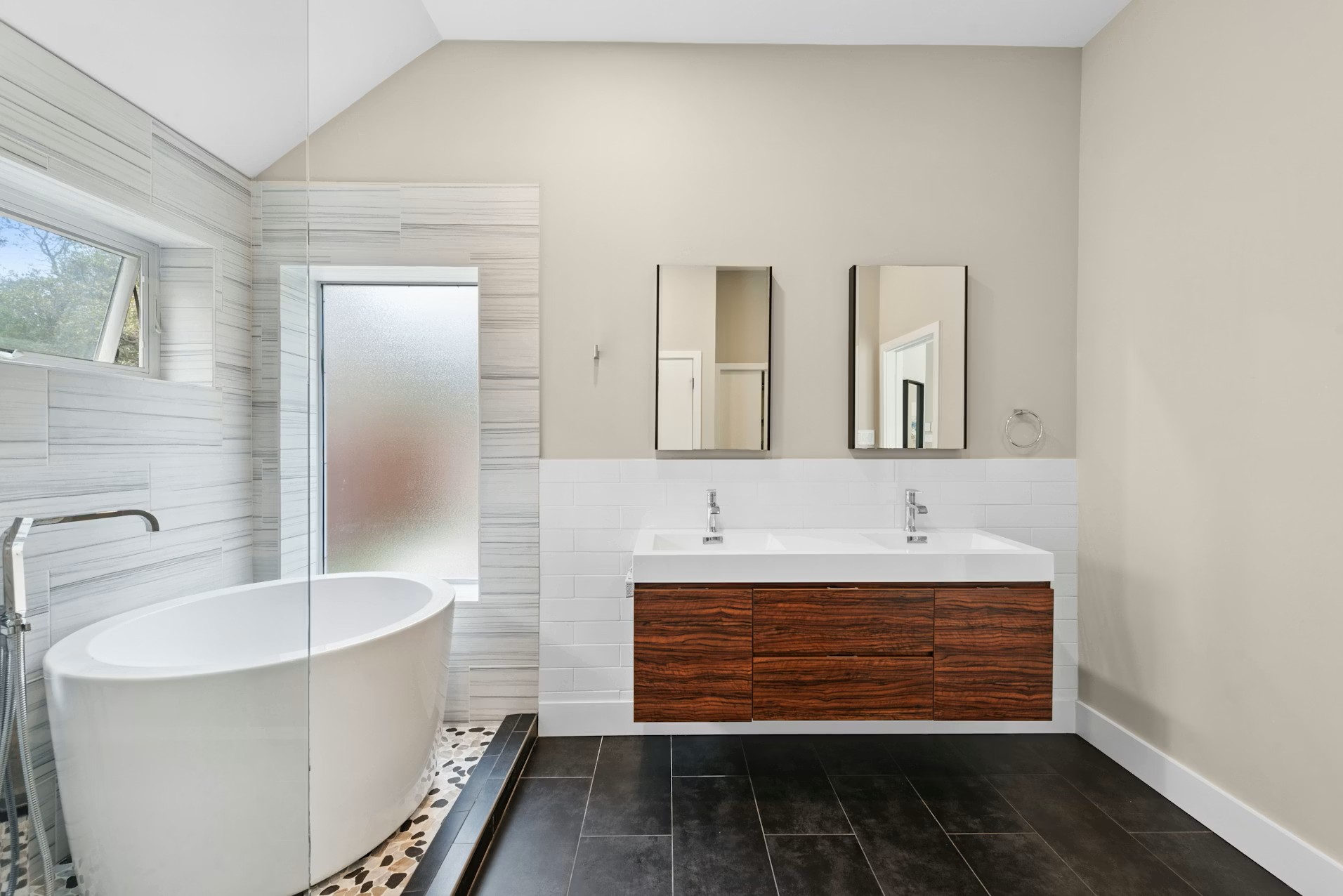 320 El Socorro Lane Austin, TX 78732 - Photo 25 of 40 a bathroom with a bathtub and a sink