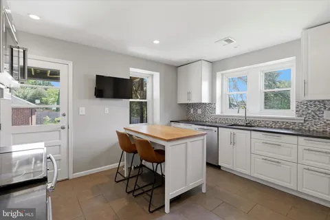 $575,000 | 272 East North Lane, Conshohocken, PA 19428