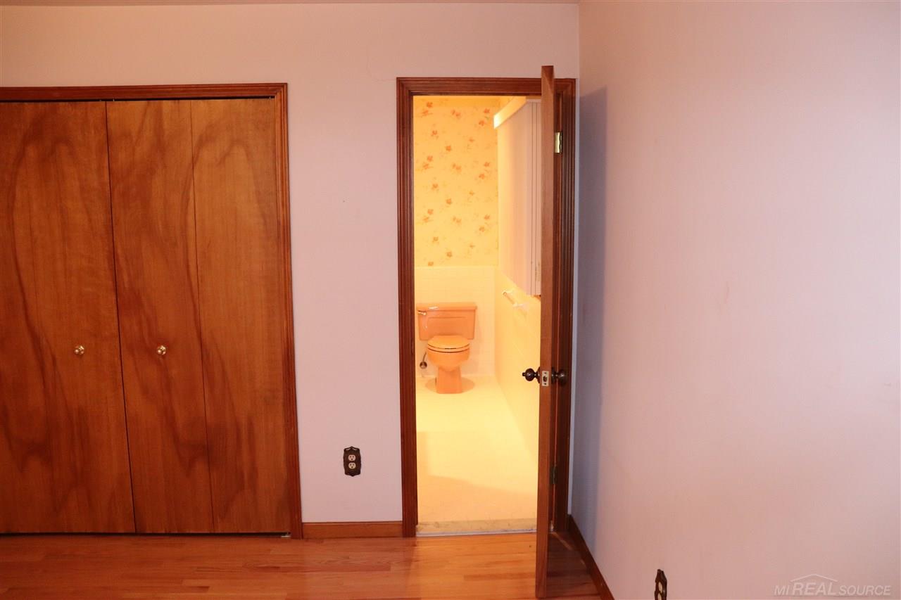 61560 Romeo Plank Road Ray, MI 48096 - Photo 34 of 46 50002451-33.JPG
