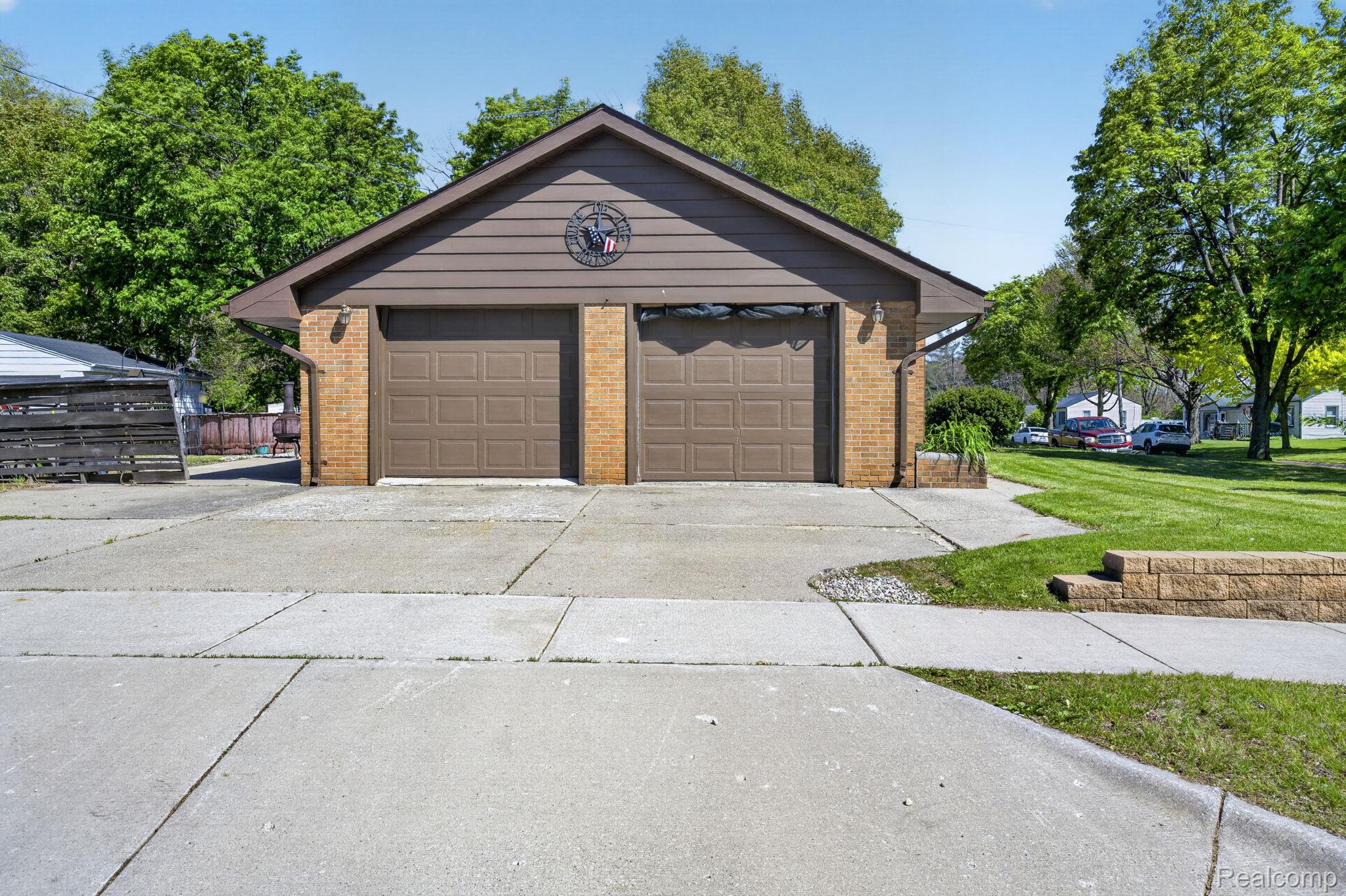 1209 Beatrice Street Flushing, MI 48433 - Photo 32 of 39 View of detached garage