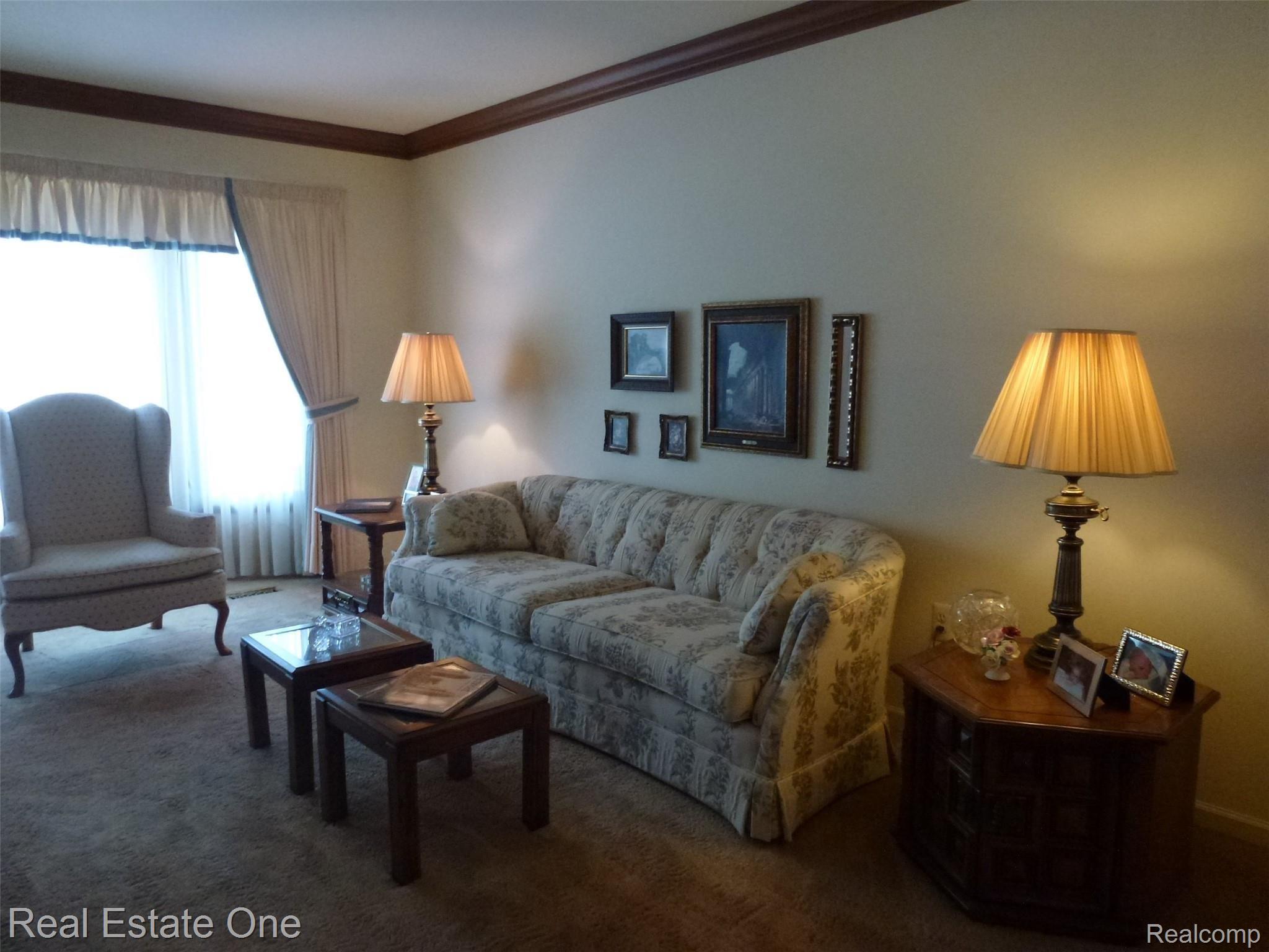 634 Shellbourne Drive Rochester, MI 48309 - Photo 14 of 52 P1070114.JPG Living Room with crown moldings