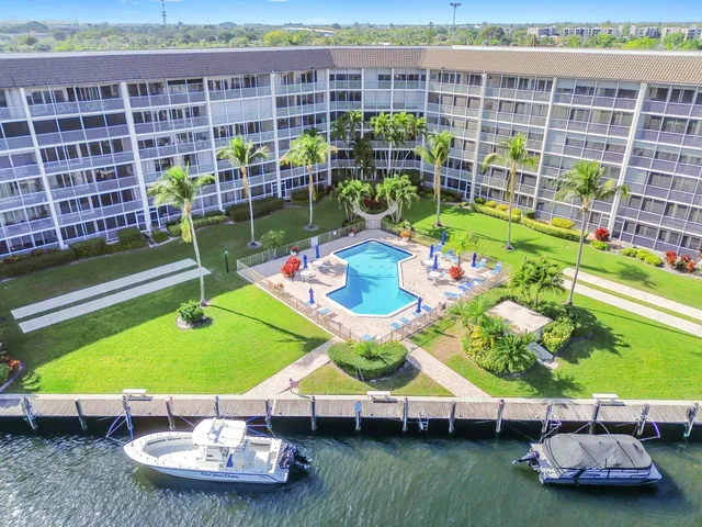 $389,900 | 390 North Federal Highway, Unit 202, Deerfield Beach, FL 33441