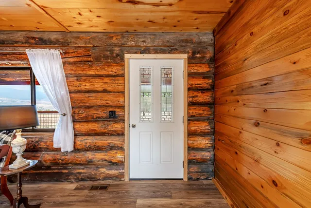 a view of entryway front of house