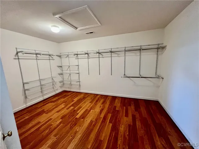 a view of a house with backyard and garden