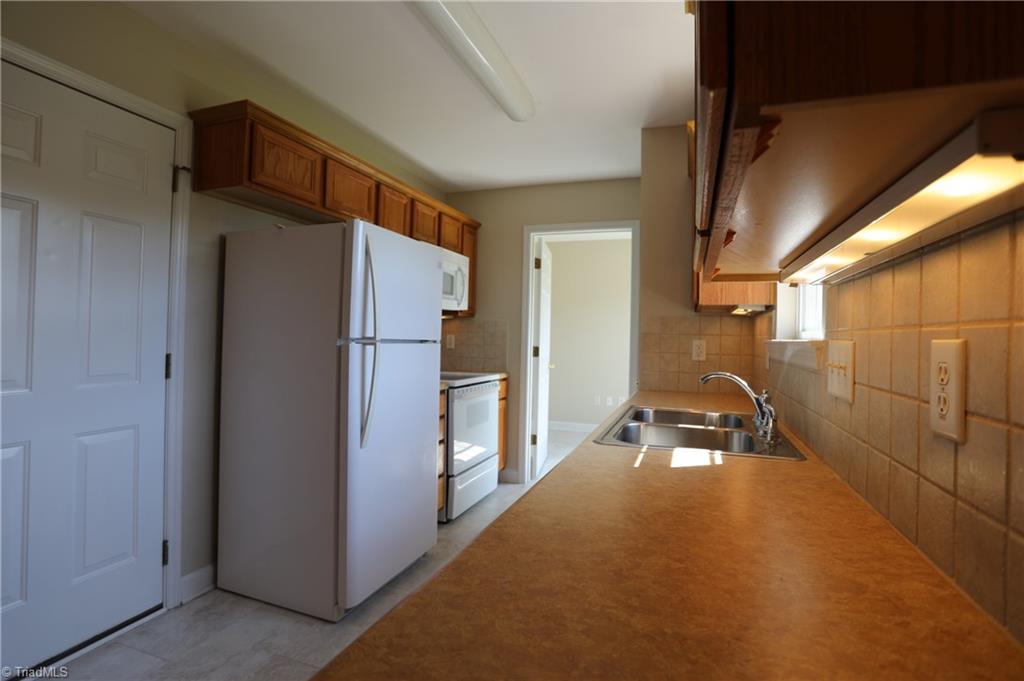 9560 Oakbrook Ridge Rural Hall, NC 27045 - Photo 5 of 13 Kitchen