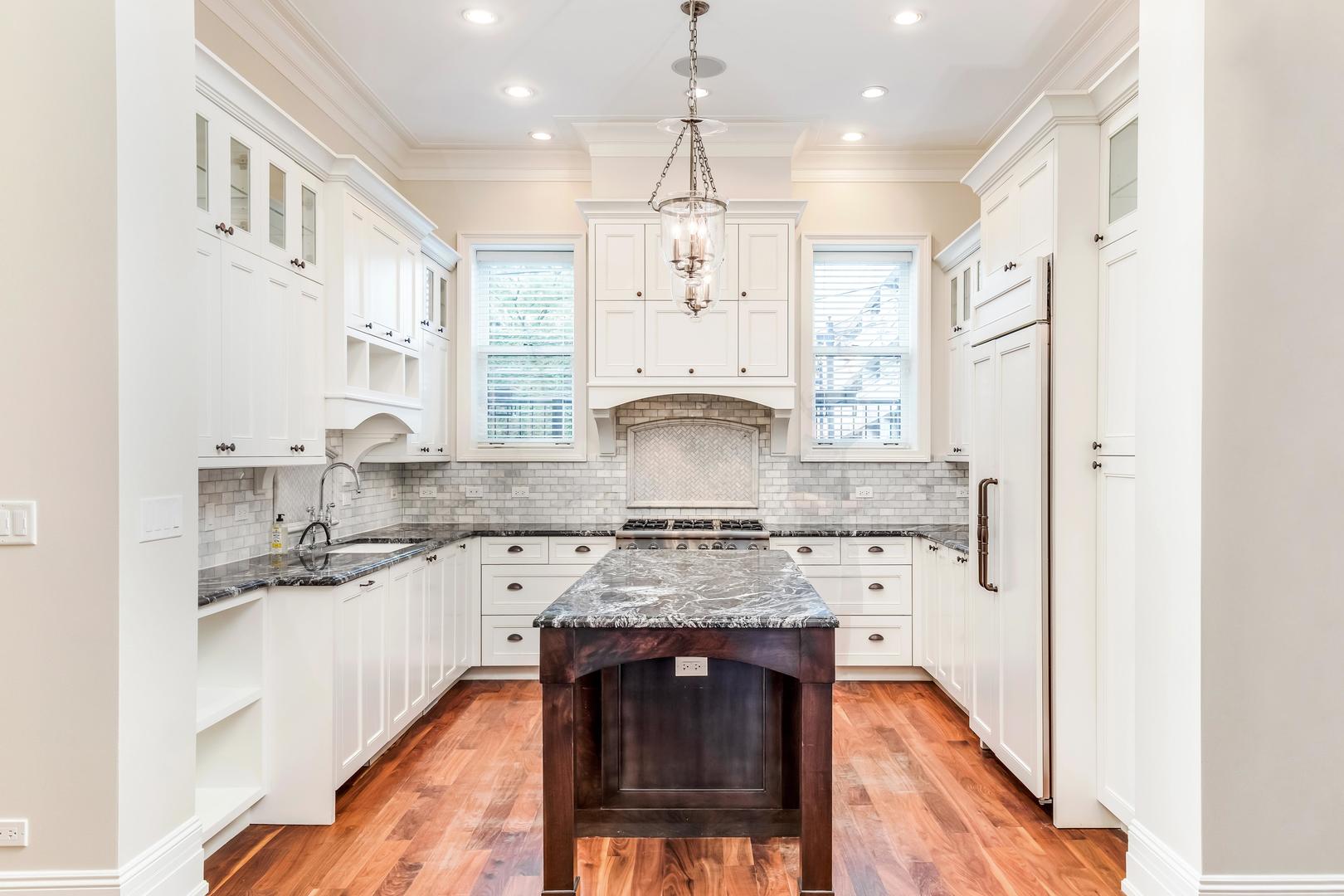 116 West Chestnut Street Chicago, IL 60610 - Photo 5 of 26