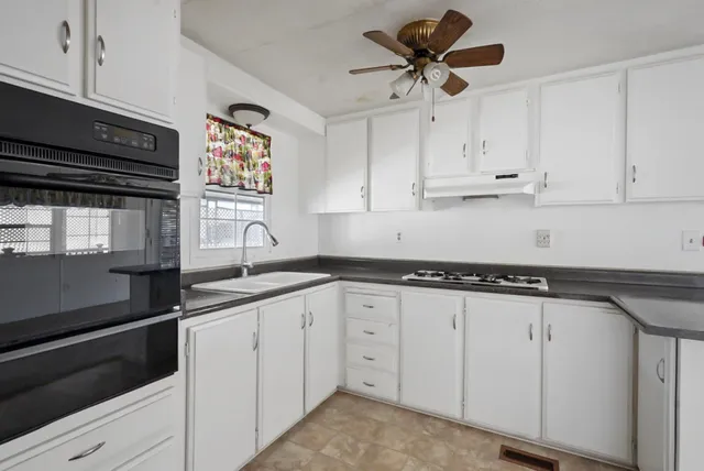 a view of livingroom with furniture
