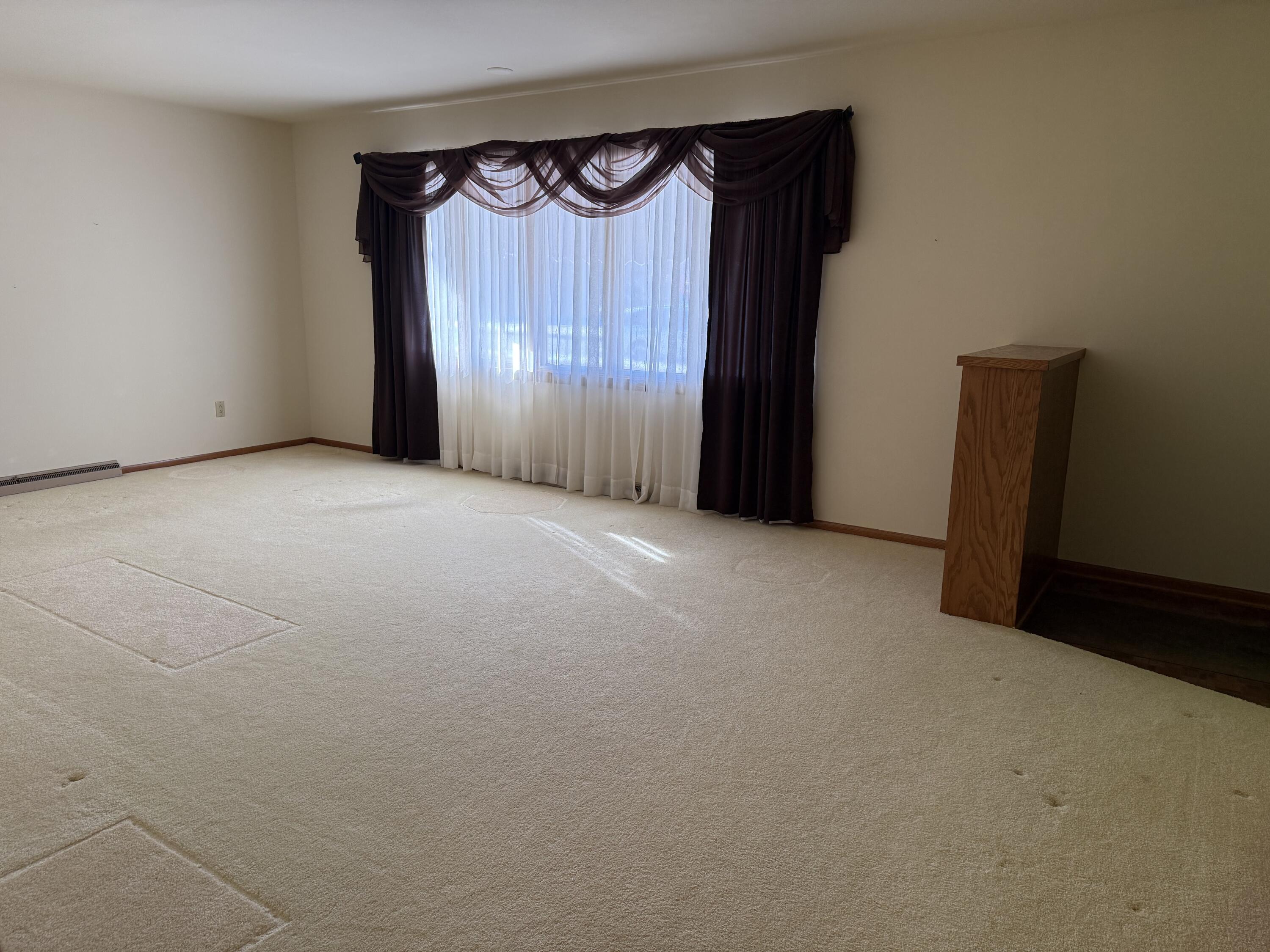 1233 South 26th Street Manitowoc, WI 54220 - Photo 5 of 40 5 living room