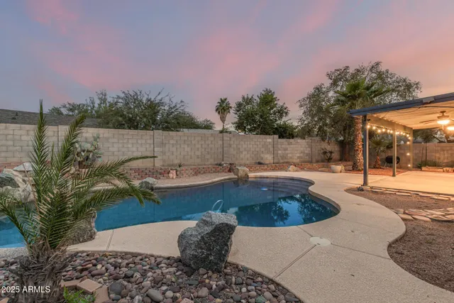 a view of a backyard