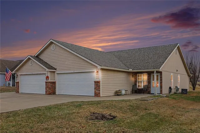 $215,000 | 1114 Pebble Beach Lane, Ottawa, KS 66067