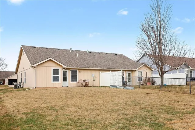 $215,000 | 1114 Pebble Beach Lane, Ottawa, KS 66067