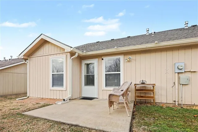 $215,000 | 1114 Pebble Beach Lane, Ottawa, KS 66067