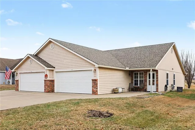 $215,000 | 1114 Pebble Beach Lane, Ottawa, KS 66067