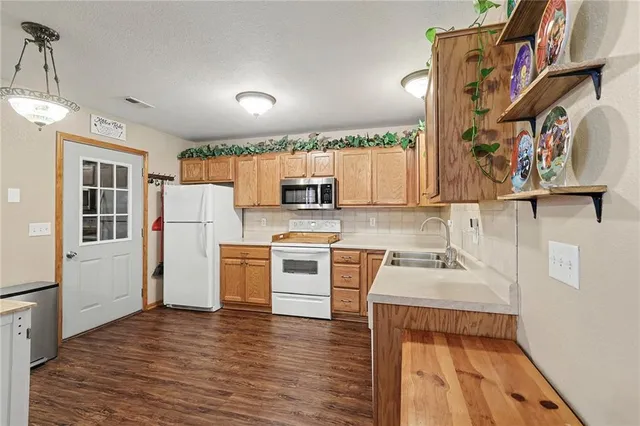 $215,000 | 1114 Pebble Beach Lane, Ottawa, KS 66067