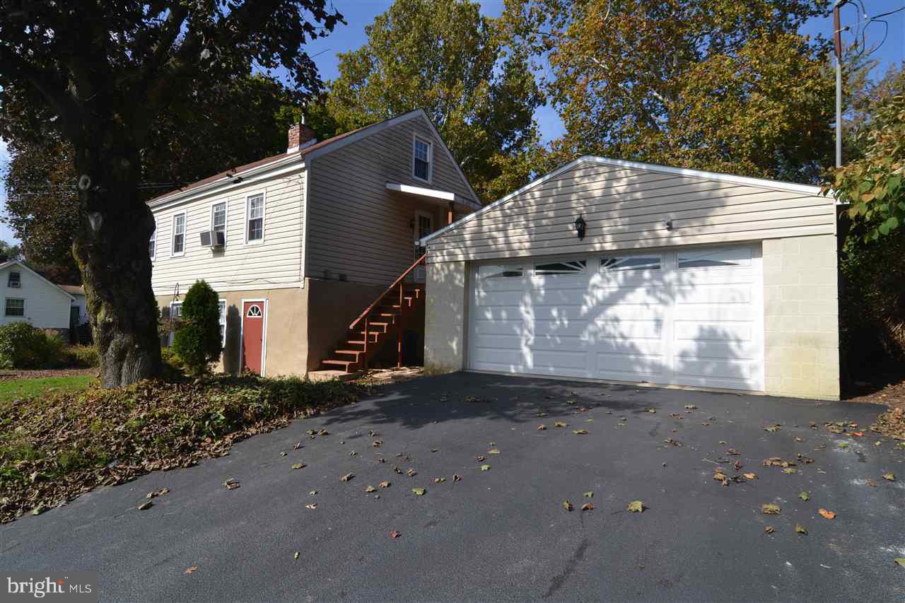 889 Furnace Road York, PA 17406 - Photo 2 of 30