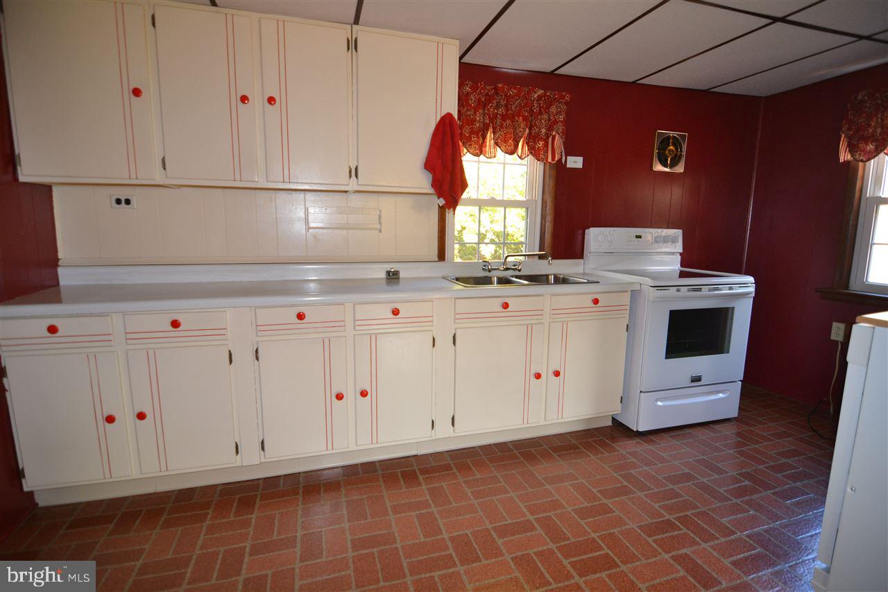 889 Furnace Road York, PA 17406 - Photo 7 of 30