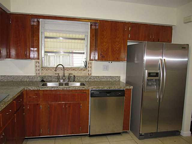 213 North 31st Road Hollywood, FL 33021 - Photo 6 of 22 Kitchen