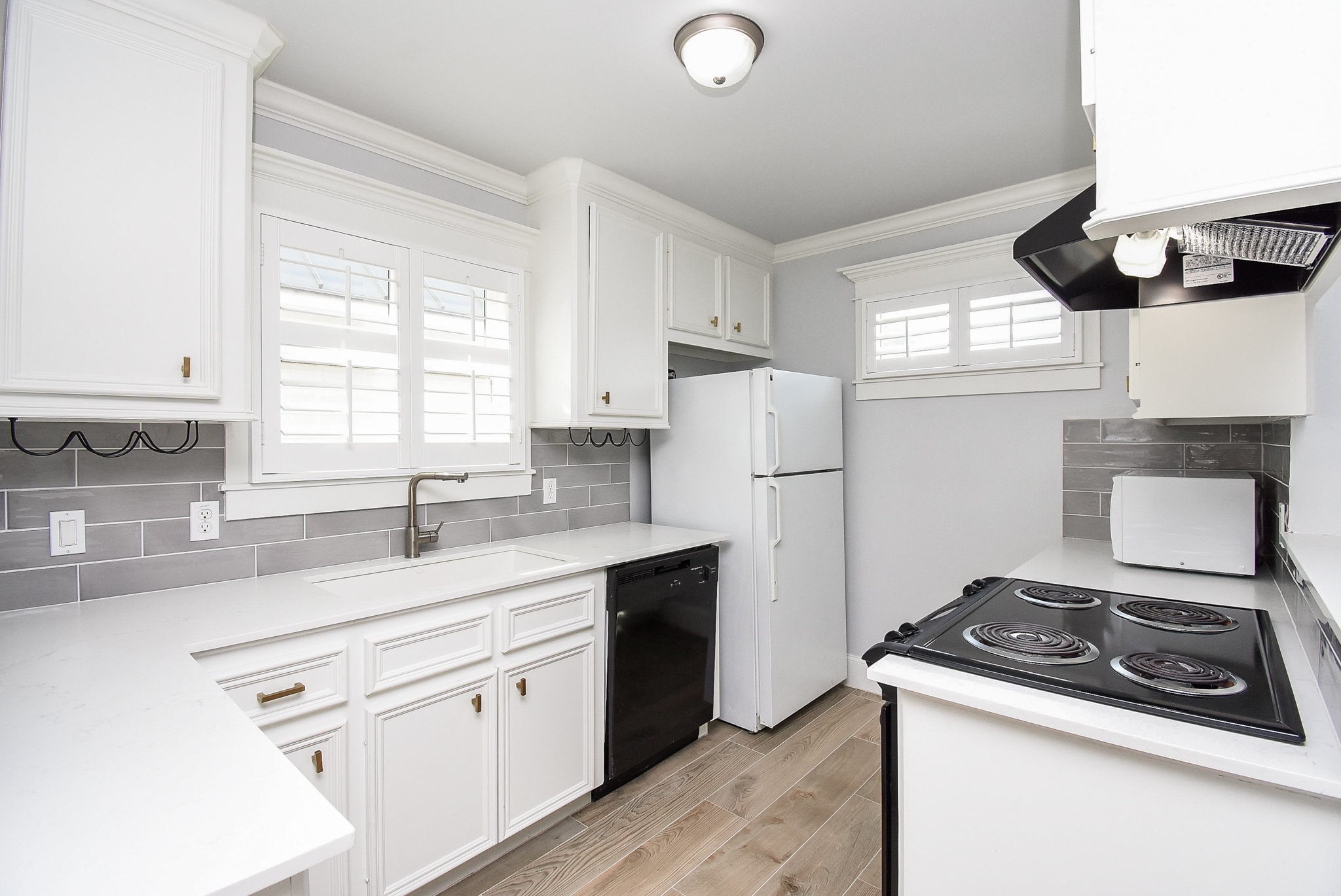 1349 Heights Boulevard, Unit B Houston, TX 77008 - Photo 15 of 32 a kitchen with a stove a refrigerator and a sink