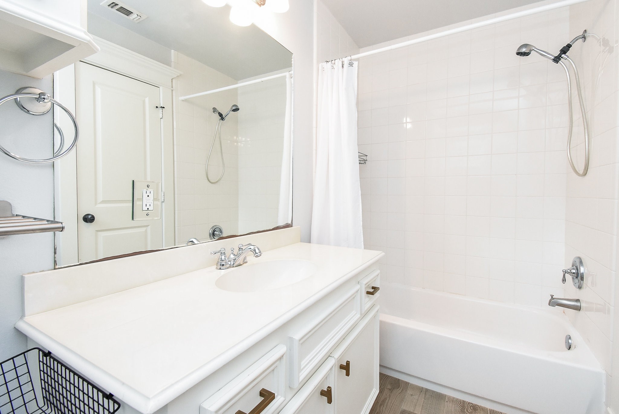 1349 Heights Boulevard, Unit B Houston, TX 77008 - Photo 24 of 32 a bathroom with a tub sink and mirror