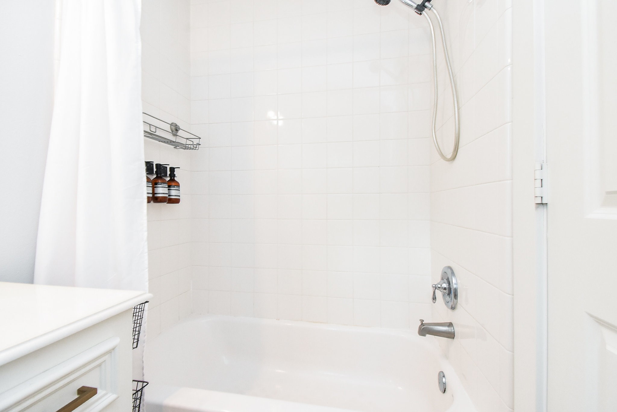 1349 Heights Boulevard, Unit B Houston, TX 77008 - Photo 25 of 32 a bathroom with a bathtub