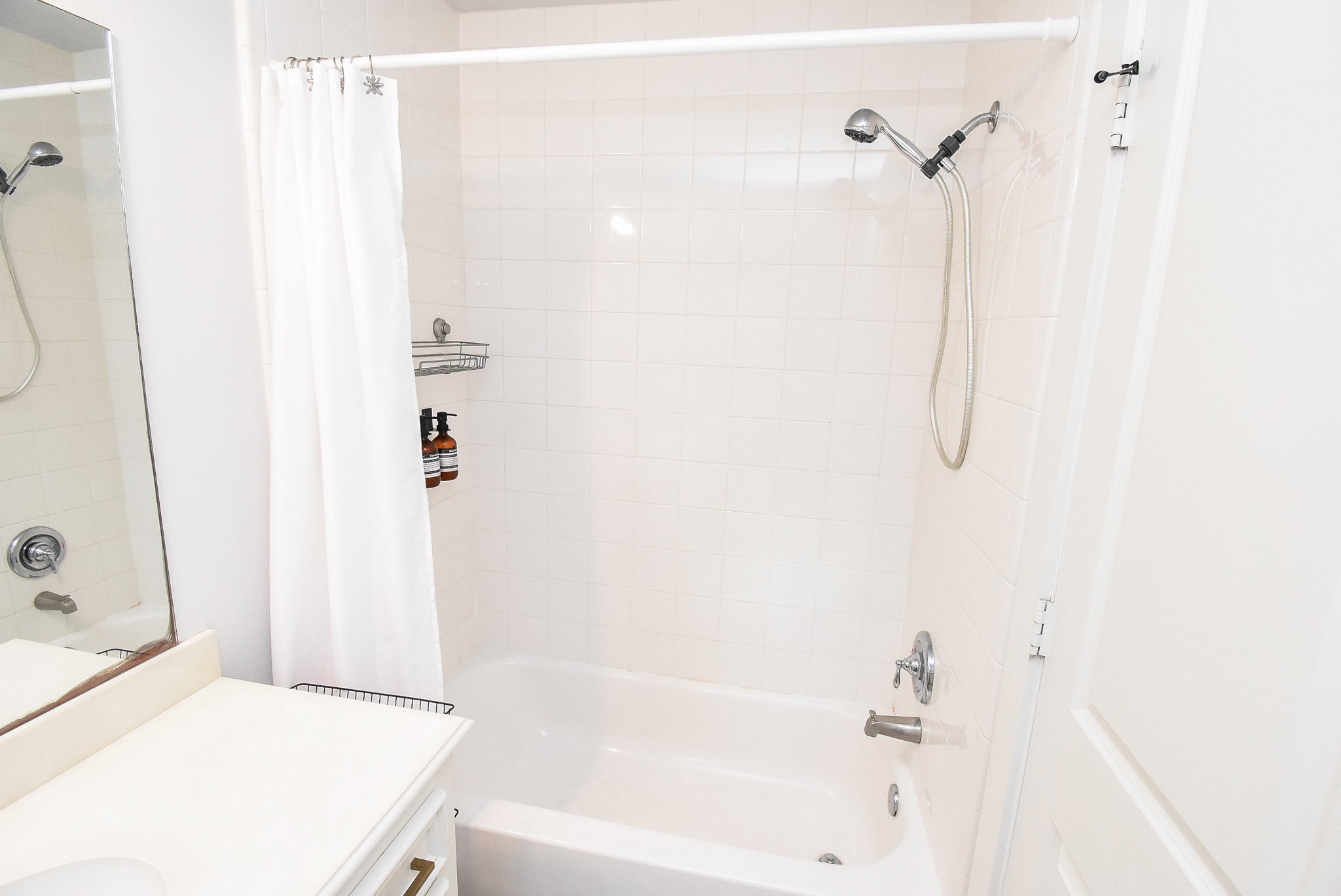 1349 Heights Boulevard, Unit B Houston, TX 77008 - Photo 26 of 32 a bathroom with a bathtub and shower
