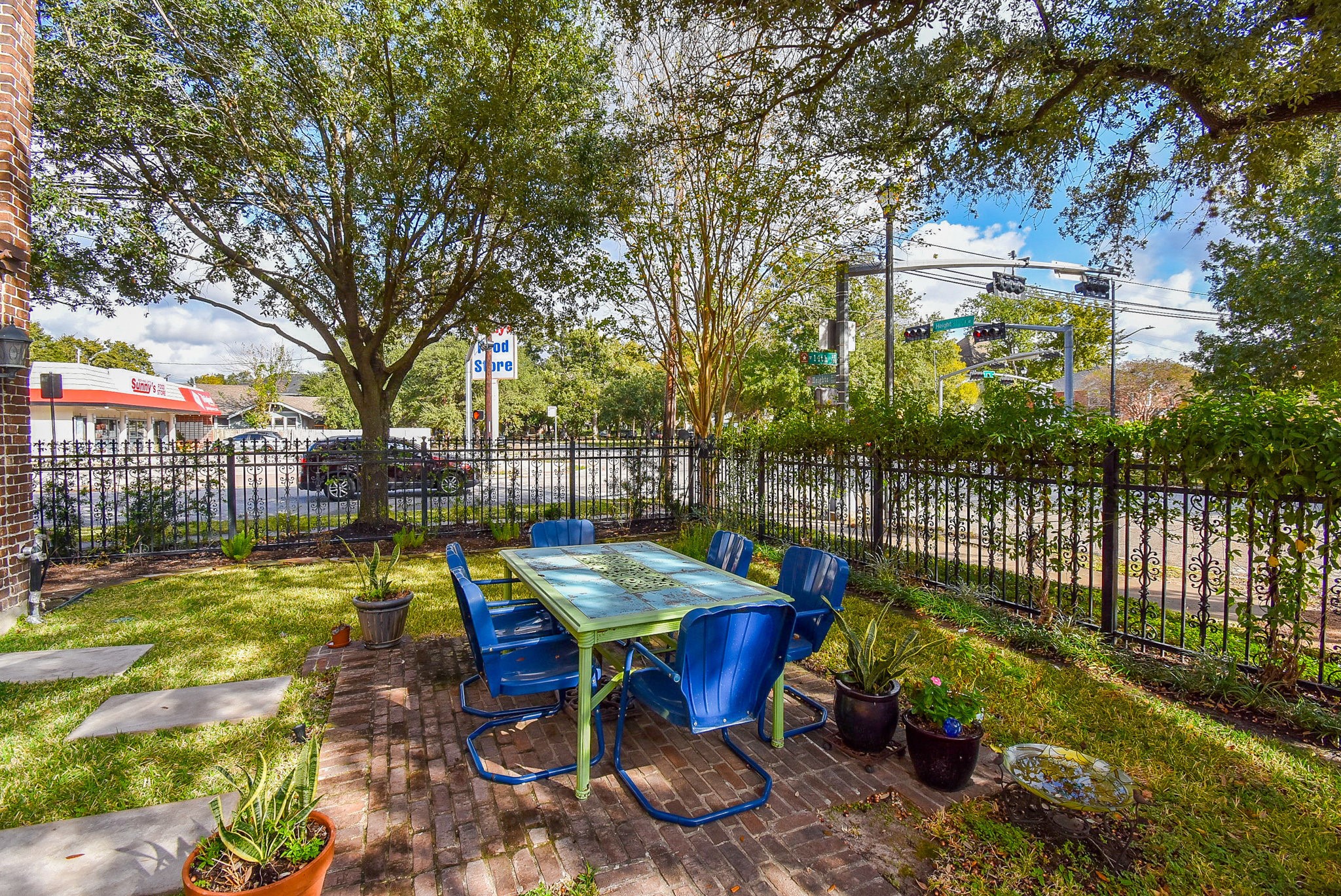 1349 Heights Boulevard, Unit B Houston, TX 77008 - Photo 32 of 32 a view of a yard with a patio