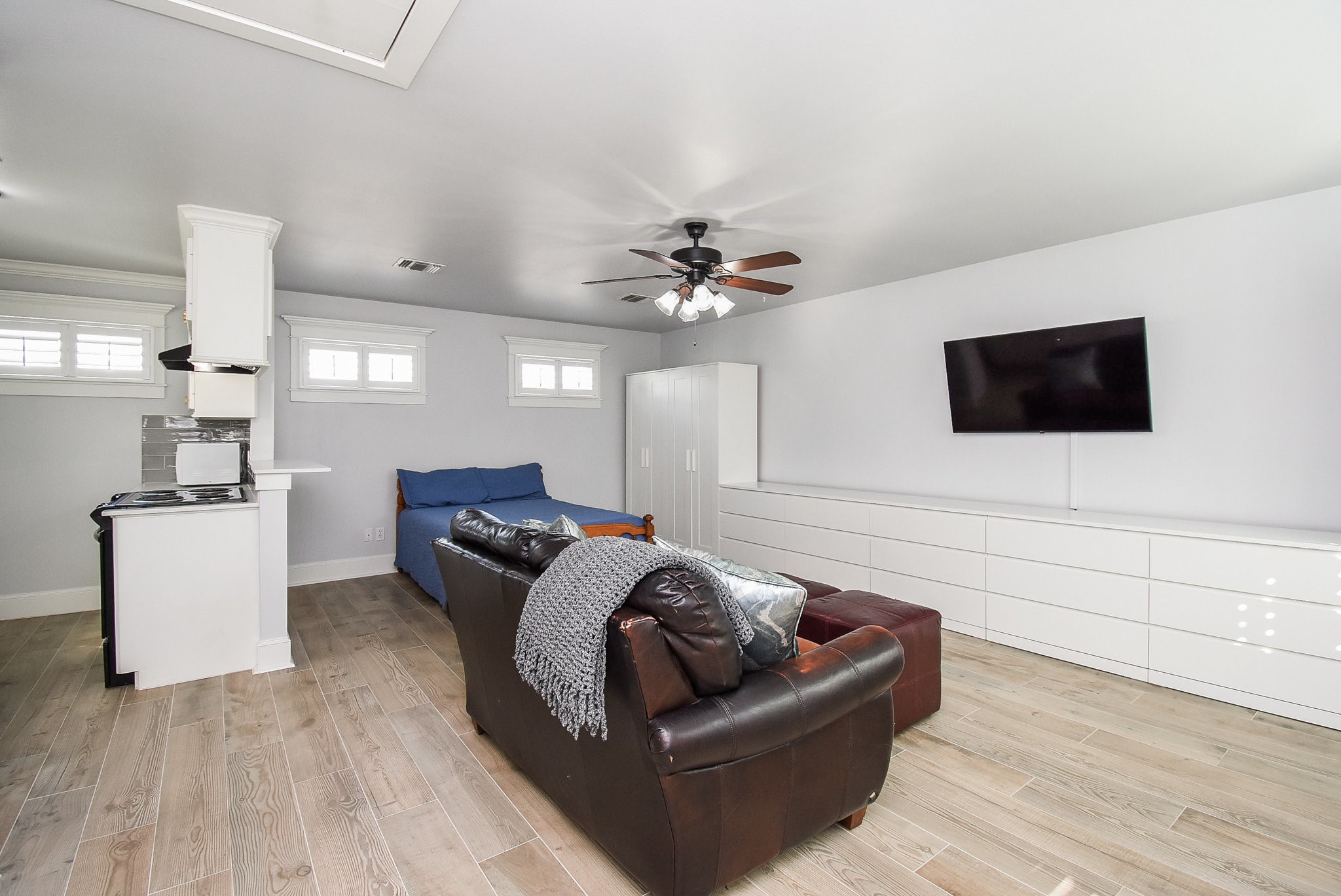 1349 Heights Boulevard, Unit B Houston, TX 77008 - Photo 5 of 32 a living room with furniture and a flat screen tv