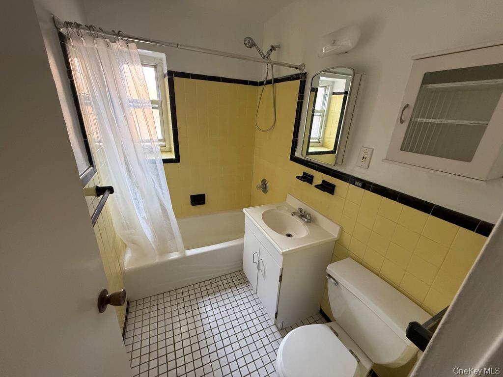 221 Middle Neck Road, Unit C1 Great Neck, NY 11021 - Photo 17 of 18