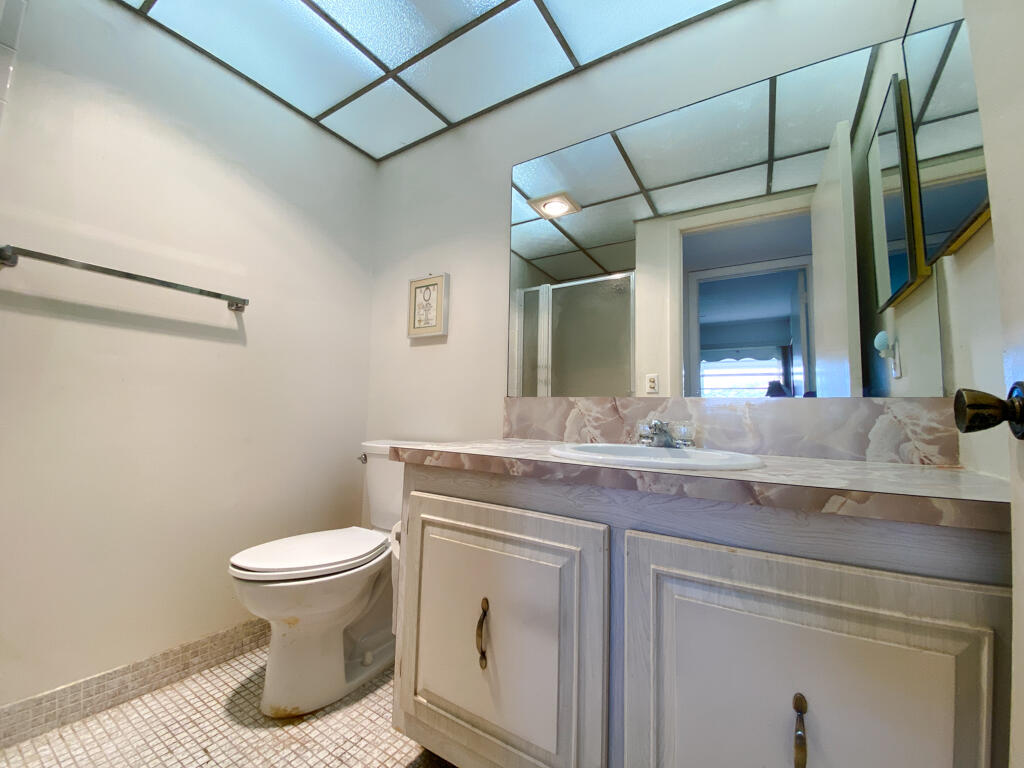 313 Monaco Boulevard Delray Beach, FL 33446 - Photo 12 of 25 Bathroom 1