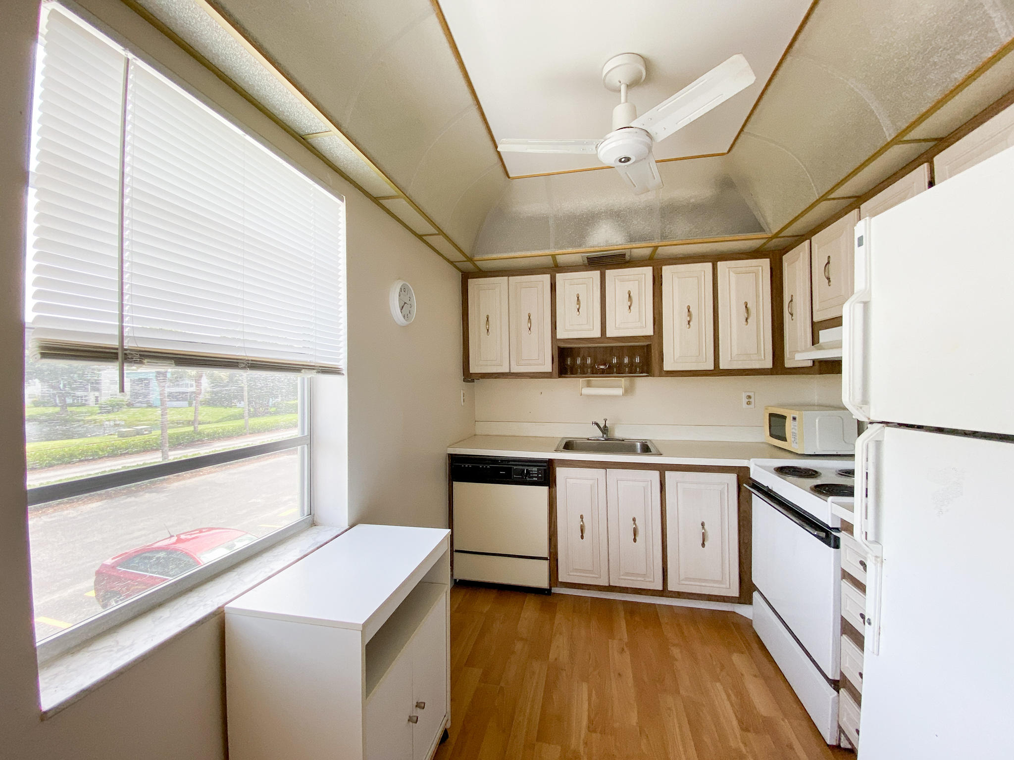 313 Monaco Boulevard Delray Beach, FL 33446 - Photo 2 of 25 Kitchen